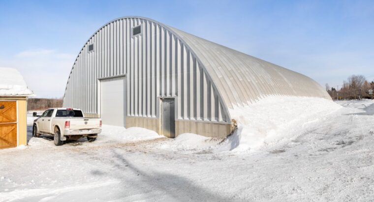 Lévis- Centre équestre; 3 maisons; écuries