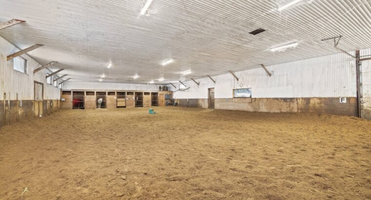 Lévis- Centre équestre; 3 maisons; écuries