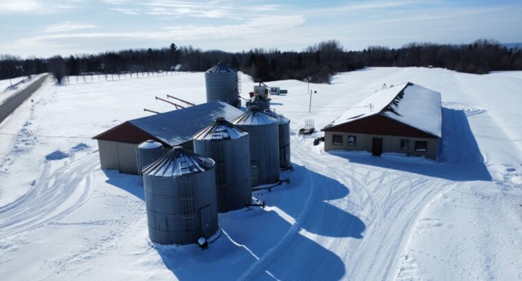 Sainte-Ursule (Mauricie) : Ferme & bâtiments 408ac
