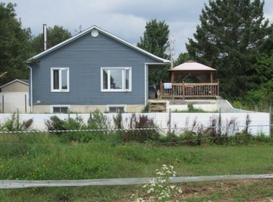 Weedon (Estrie) : Domaine équestre de 71 acres