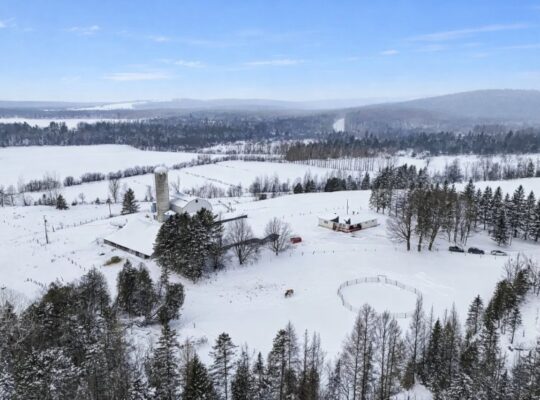 Valcourt (Estrie) : Fermette 98 ac av Maison