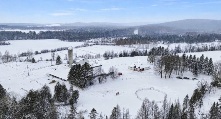 Valcourt (Estrie) : Fermette 98 ac av Maison