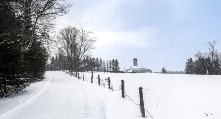 Valcourt (Estrie) : Fermette 98 ac av Maison