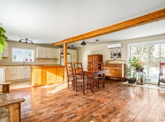 Valcourt (Estrie) : Fermette 98 ac av Maison