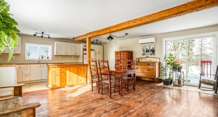 Valcourt (Estrie) : Fermette 98 ac av Maison