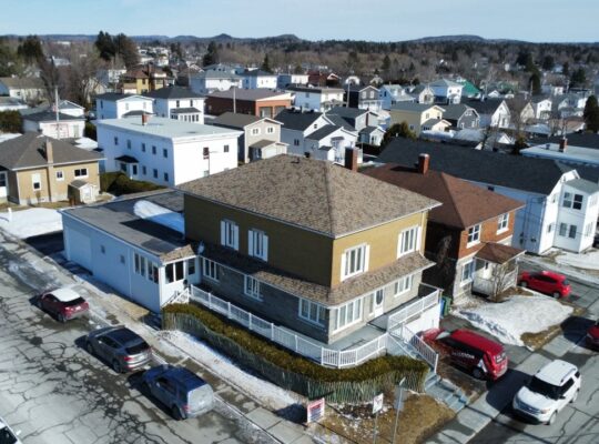 Thetford Mines (Chaud. App) : Triplex Garage