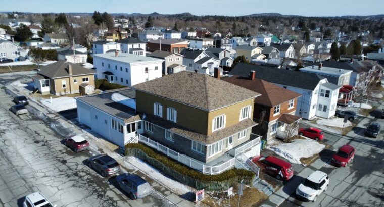 Thetford Mines (Chaud. App) : Triplex Garage