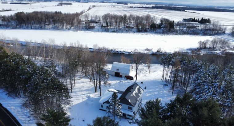 St-Albert (Centre-du-Québec) : Maison en constr.