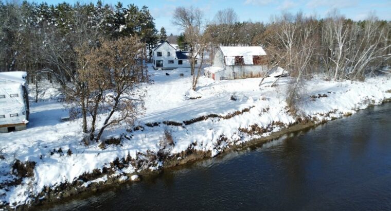 St-Albert (Centre-du-Québec) : Maison en constr.
