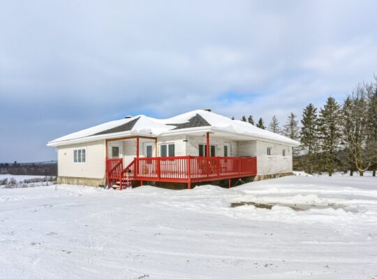 Valcourt (Estrie) : Fermette 98,41acr. avec maison