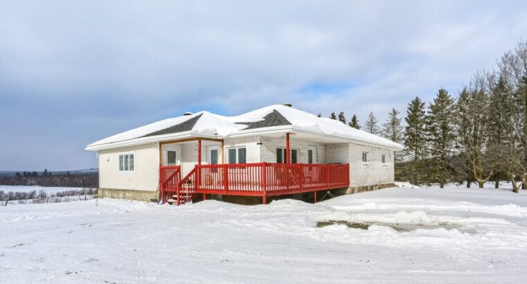 Valcourt (Estrie) : Fermette 98,41acr. avec maison