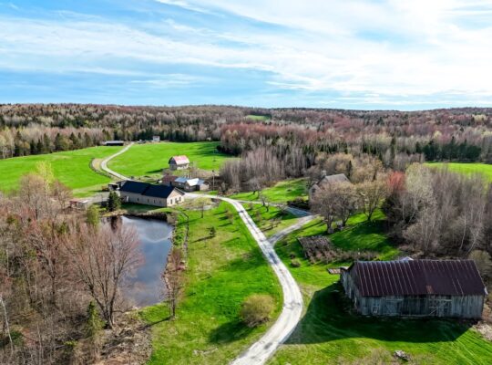 Wotton (Estrie) : Domaine de 161 acres, érablière