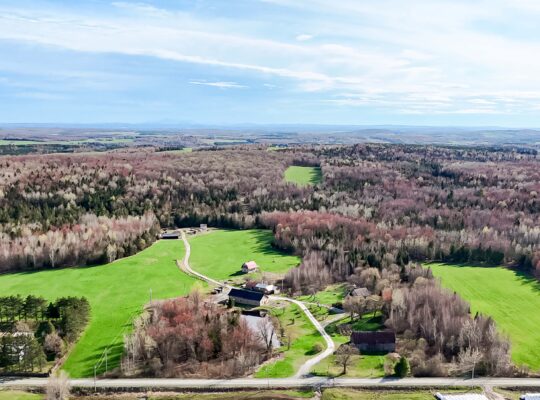 Wotton (Estrie) : Domaine de 161 acres, érablière