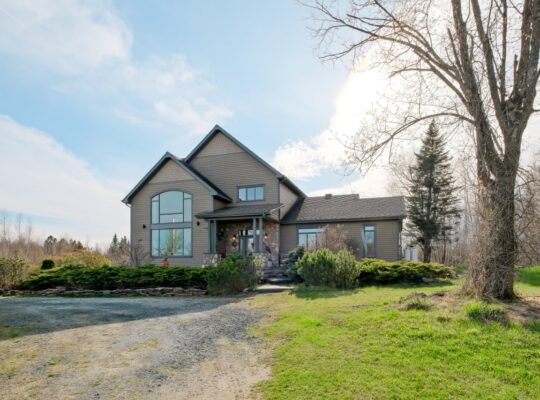 Wotton (Estrie) : Domaine de 161 acres, érablière