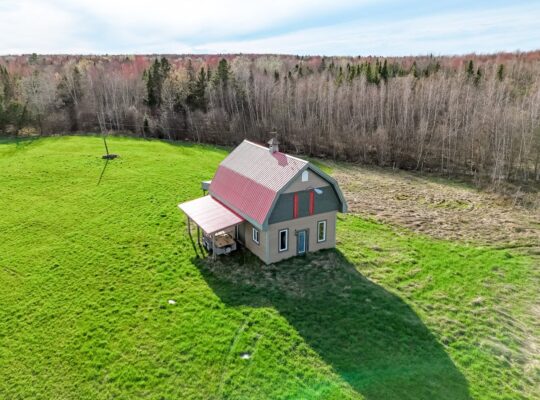 Wotton (Estrie) : Domaine de 161 acres, érablière