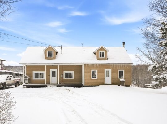 Bury (Estrie) : Ferme ovine et bovine 123 acres