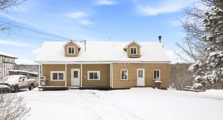 Bury (Estrie) : Ferme ovine et bovine 123 acres