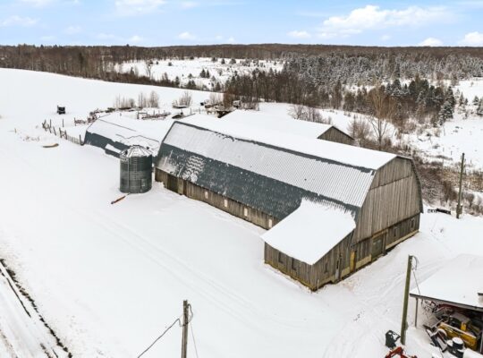 Bury (Estrie) : Ferme ovine et bovine 123 acres