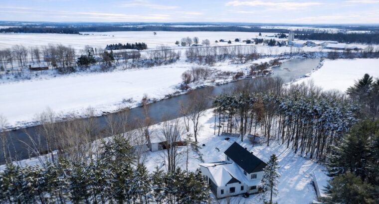 St-Albert (Centre-du-Québec) : Maison en constr.