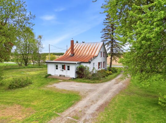 St-David (Montérégie) : Fermette, terre, 30 acres