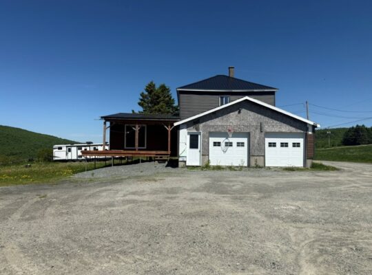 Thetford Mines: Ferme 159 acres, 59 acres culture