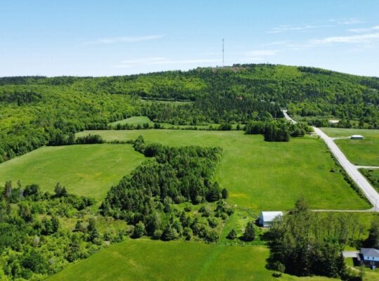 Thetford Mines: Ferme 159 acres, 59 acres culture