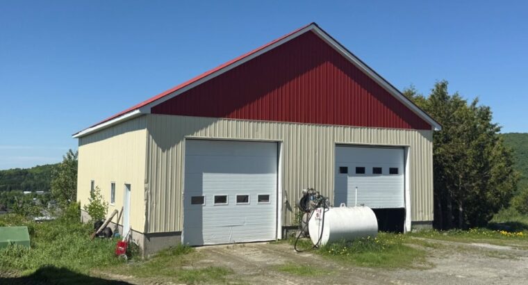 Thetford Mines: Ferme 159 acres, 59 acres culture