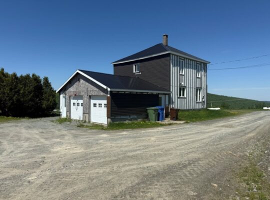 Thetford Mines: Ferme 159 acres, 59 acres culture