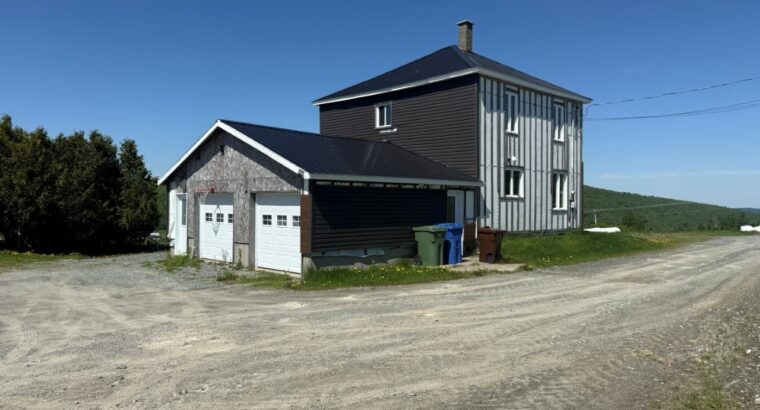 Thetford Mines: Ferme 159 acres, 59 acres culture