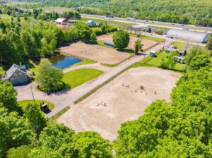 Lévis (Chaud-App) : Centre équestre, 3 maisons