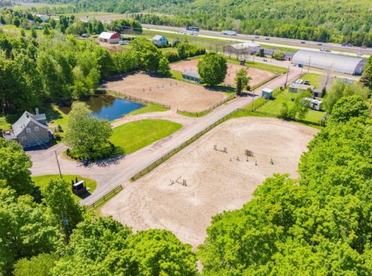 Lévis (Chaud-App) : Centre équestre, 3 maisons