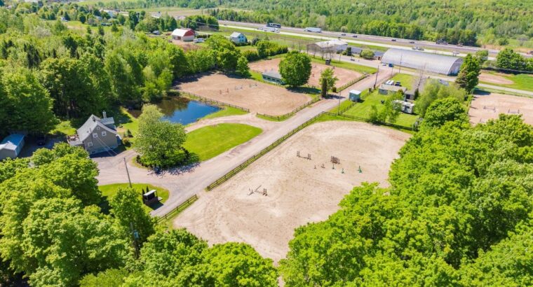 Lévis (Chaud-App) : Centre équestre, 3 maisons