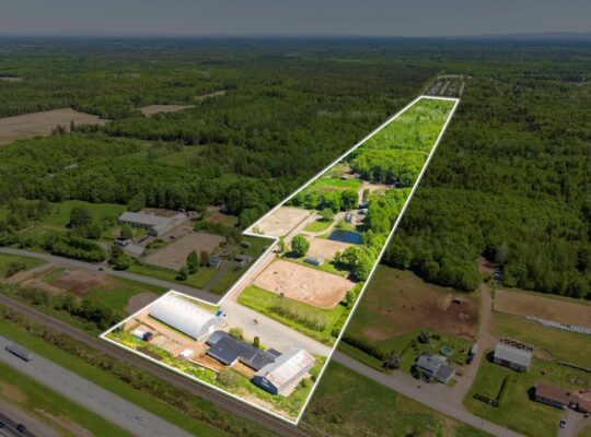 Lévis (Chaud-App) : Centre équestre, 3 maisons
