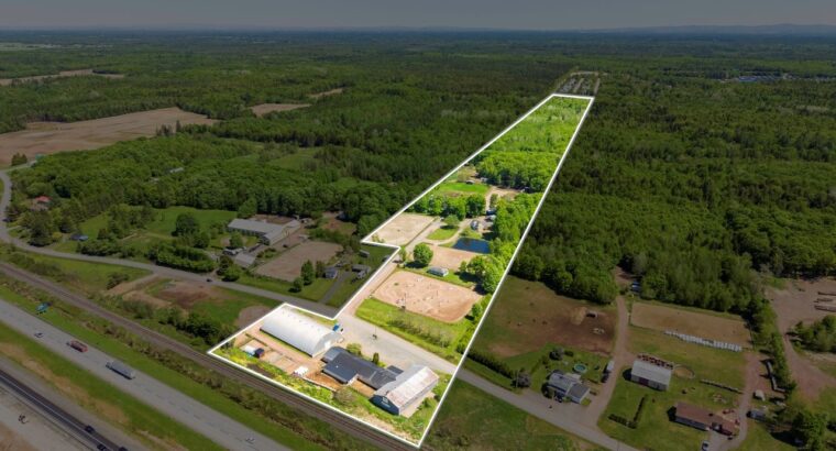 Lévis (Chaud-App) : Centre équestre, 3 maisons