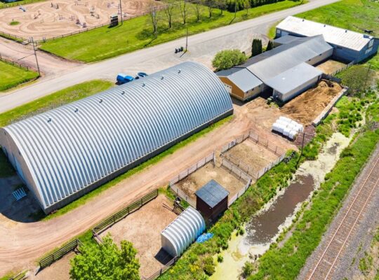 Lévis (Chaud-App) : Centre équestre, 3 maisons