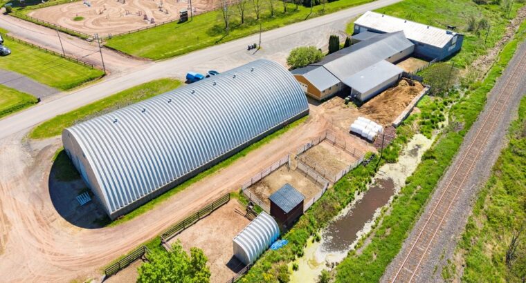 Lévis (Chaud-App) : Centre équestre, 3 maisons