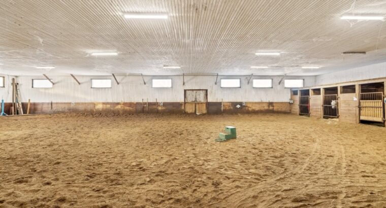 Lévis (Chaud-App) : Centre équestre, 3 maisons