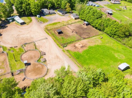 Lévis (Chaud-App) : Centre équestre, 3 maisons