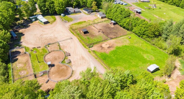 Lévis (Chaud-App) : Centre équestre, 3 maisons