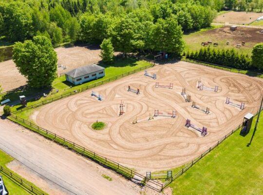 Lévis (Chaud-App) : Centre équestre, 3 maisons