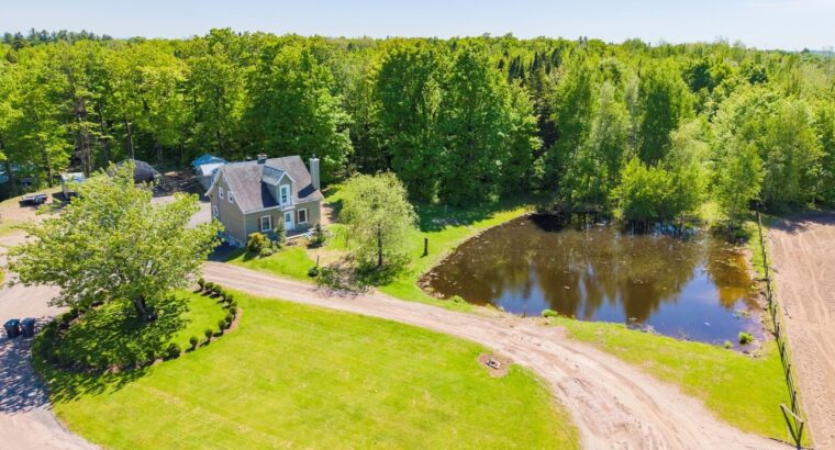 Lévis (Chaud-App) : Centre équestre, 3 maisons