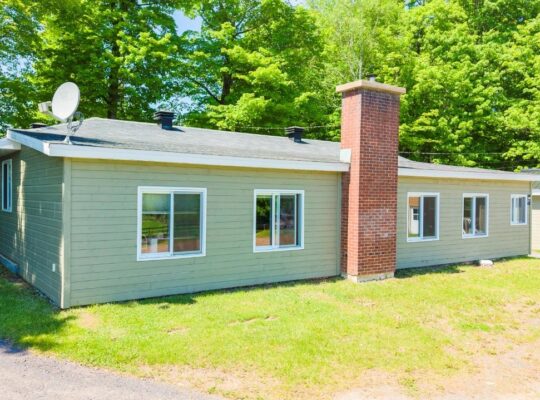Lévis (Chaud-App) : Centre équestre, 3 maisons
