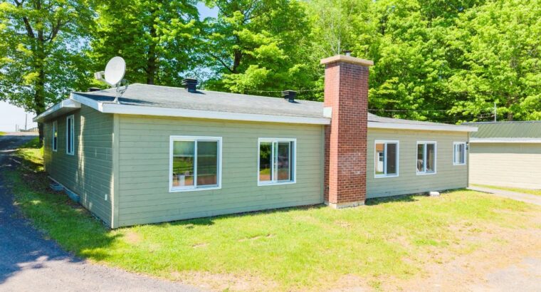 Lévis (Chaud-App) : Centre équestre, 3 maisons