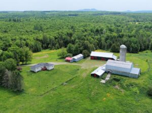 Valcourt (Estrie) :Fermette 98,41 acr avec maisson