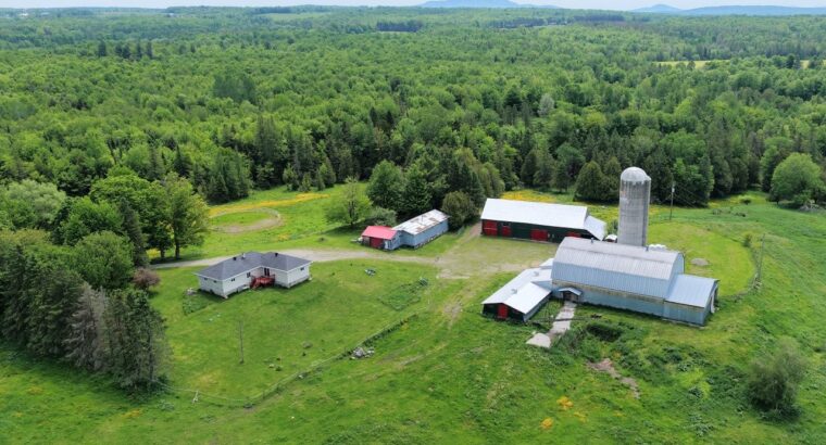 Valcourt (Estrie) :Fermette 98,41 acr avec maisson