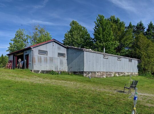 Valcourt (Estrie) :Fermette 98,41 acr avec maisson