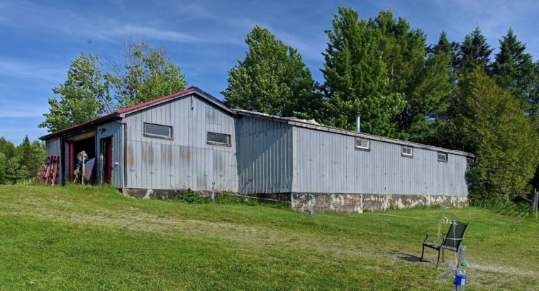 Valcourt (Estrie) :Fermette 98,41 acr avec maisson