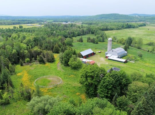 Valcourt (Estrie) :Fermette 98,41 acr avec maisson