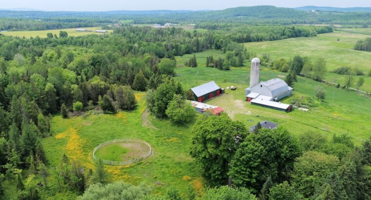 Valcourt (Estrie) :Fermette 98,41 acr avec maisson