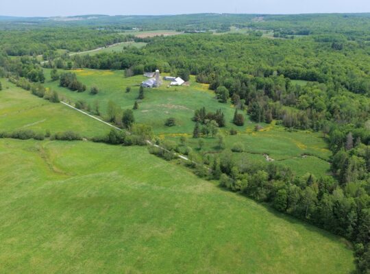 Valcourt (Estrie) :Fermette 98,41 acr avec maisson